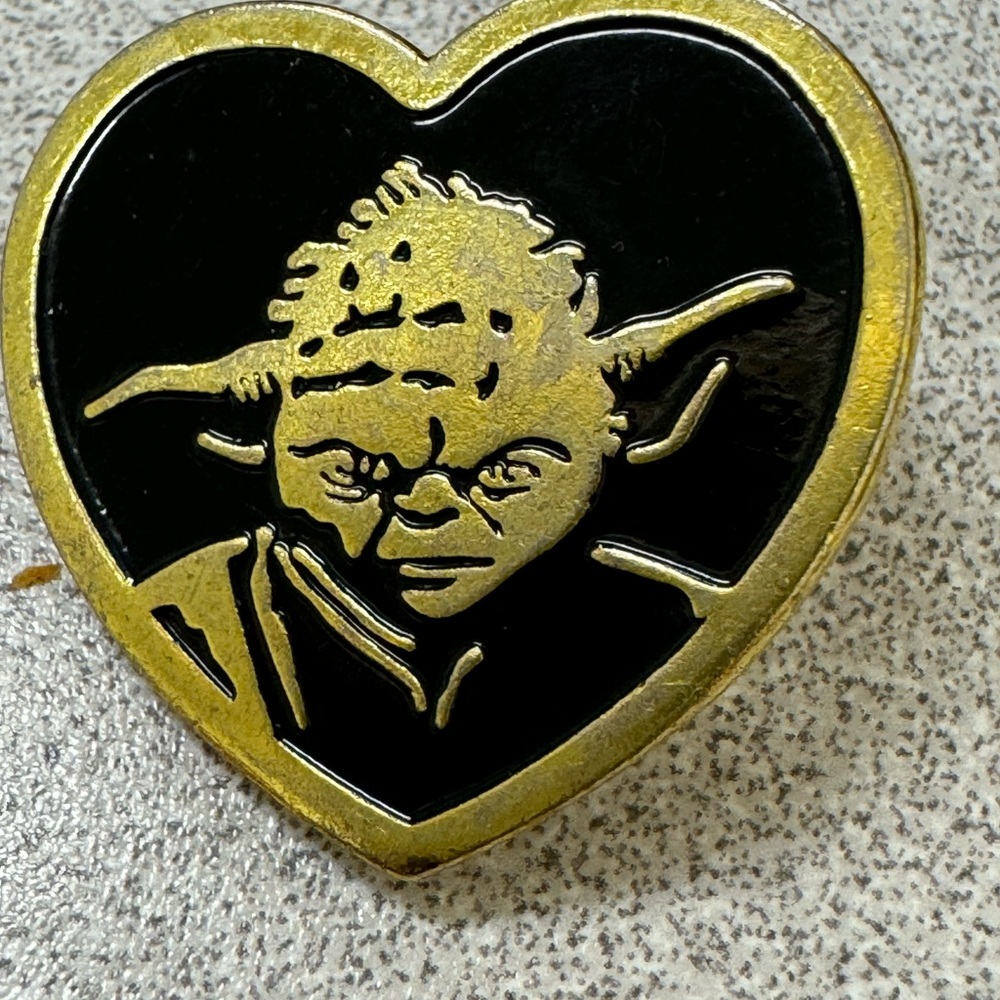 Star Wars Gold tone & black Variaty Yoda Heart Pin Disney Collectible V Day gift